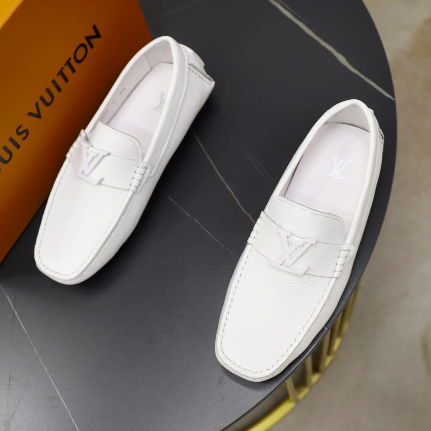 Ex-factory price: 480💰【LV】Louis Vuitton ⚠️High-end men’s driving and pedal series ⚠️38-44 (customized for 45) ⚠️All original cowhide leather! Thick and soft! Made entirely of calfskin lining! Rubber sheet anti-slip beanie sole! Three-dimensional package technology! Fashionable and classic! Handicrafts! Original high quality! Feel free to compare!